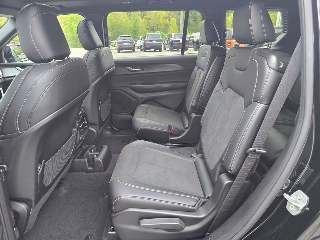 2025 Diamond Black Crystal Pearlcoat Jeep Grand Cherokee L Altitude X 4X4 SUV