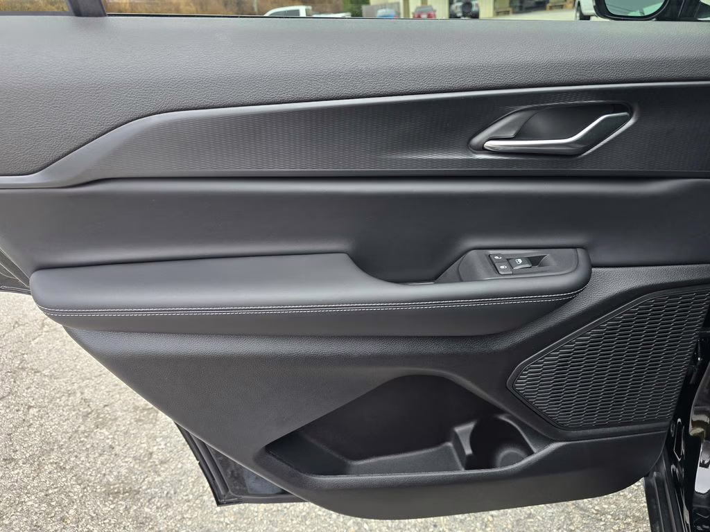 2025 Diamond Black Crystal Pearlcoat Jeep Grand Cherokee L Altitude X 4X4 SUV