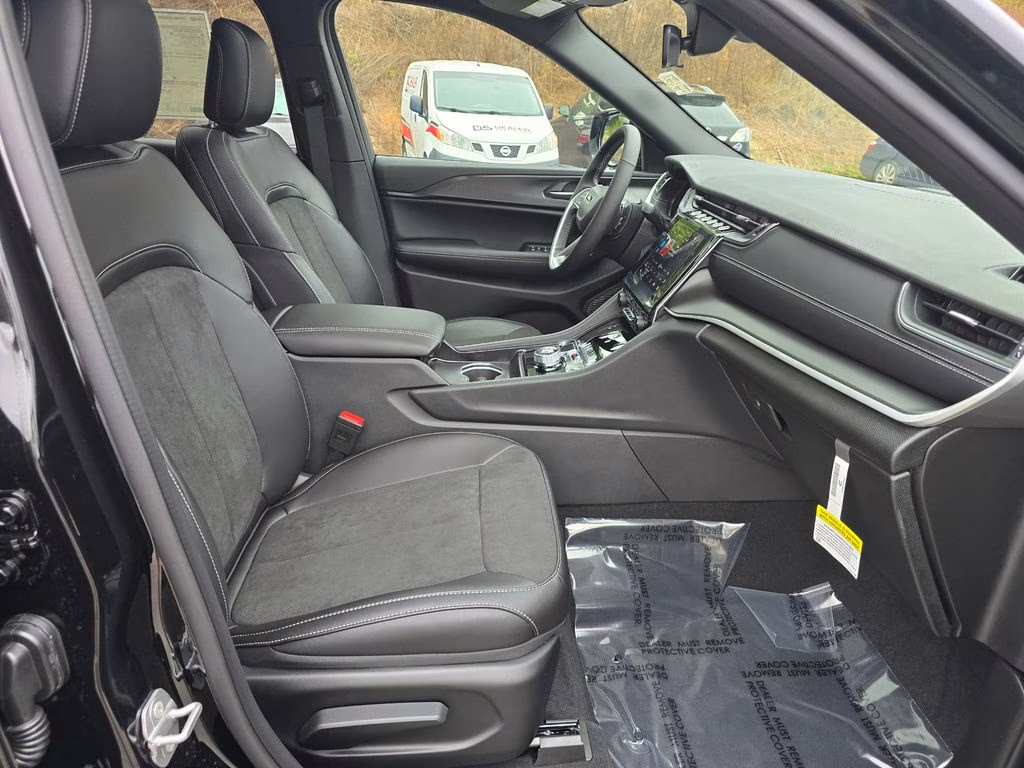 2025 Diamond Black Crystal Pearlcoat Jeep Grand Cherokee L Altitude X 4X4 SUV