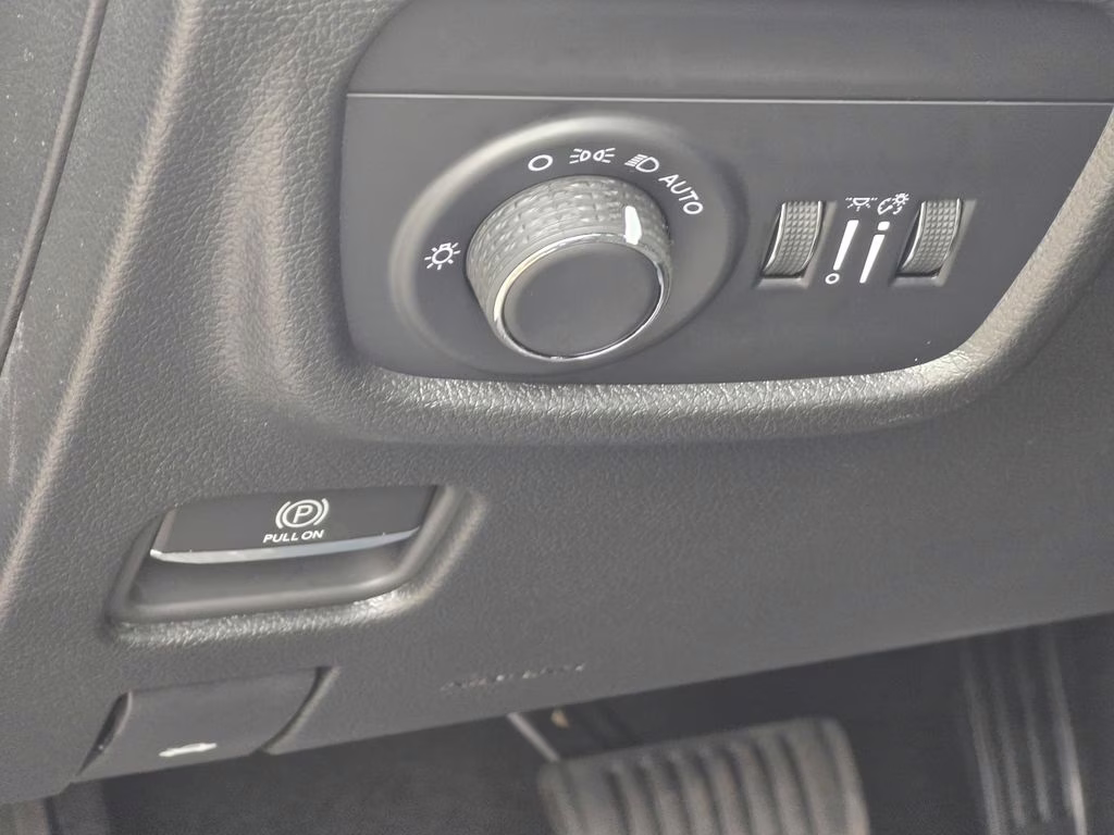 2025 Diamond Black Crystal Pearlcoat Jeep Grand Cherokee L Altitude X 4X4 SUV