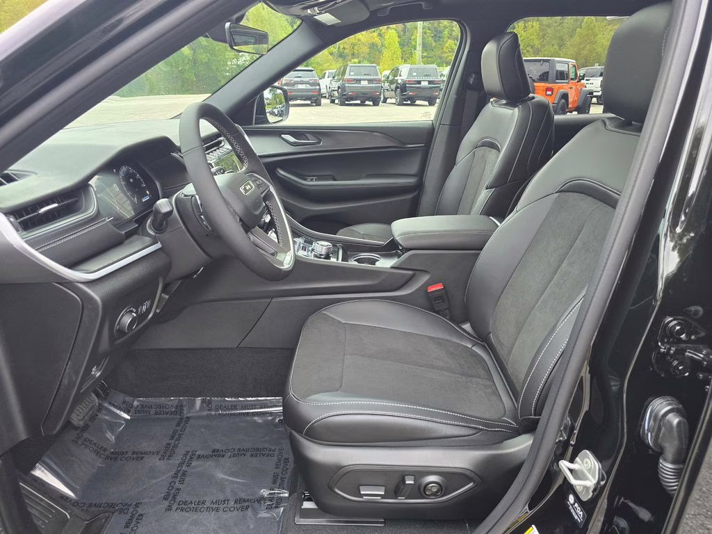 2025 Diamond Black Crystal Pearlcoat Jeep Grand Cherokee L Altitude X 4X4 SUV