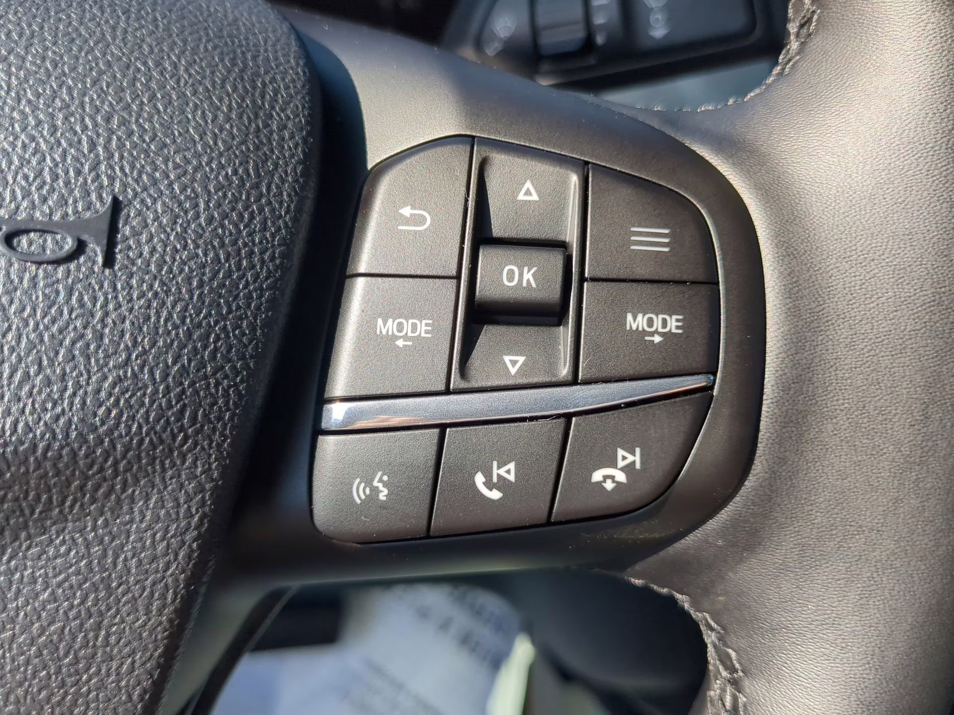 2025 Space White Metallic Ford Maverick XLT Crew Cab Pickup AWD Truck