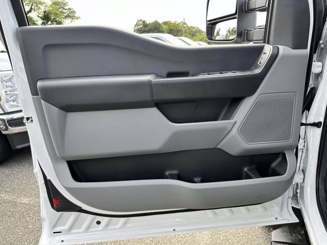 2025 Oxford White Ford Super Duty F-550 DRW XL 4WD SuperCab 168 WB 60 CA 4X4 Truck