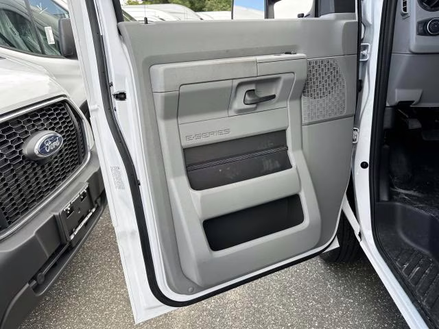 2025 Oxford White Ford E-Series Cutaway E-350 SRW 138 WB RWD Specialty Vehicle