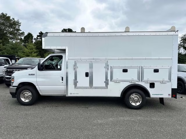 2026 Oxford White Ford E-Series Cutaway E-350 SRW 138 WB RWD Specialty Vehicle