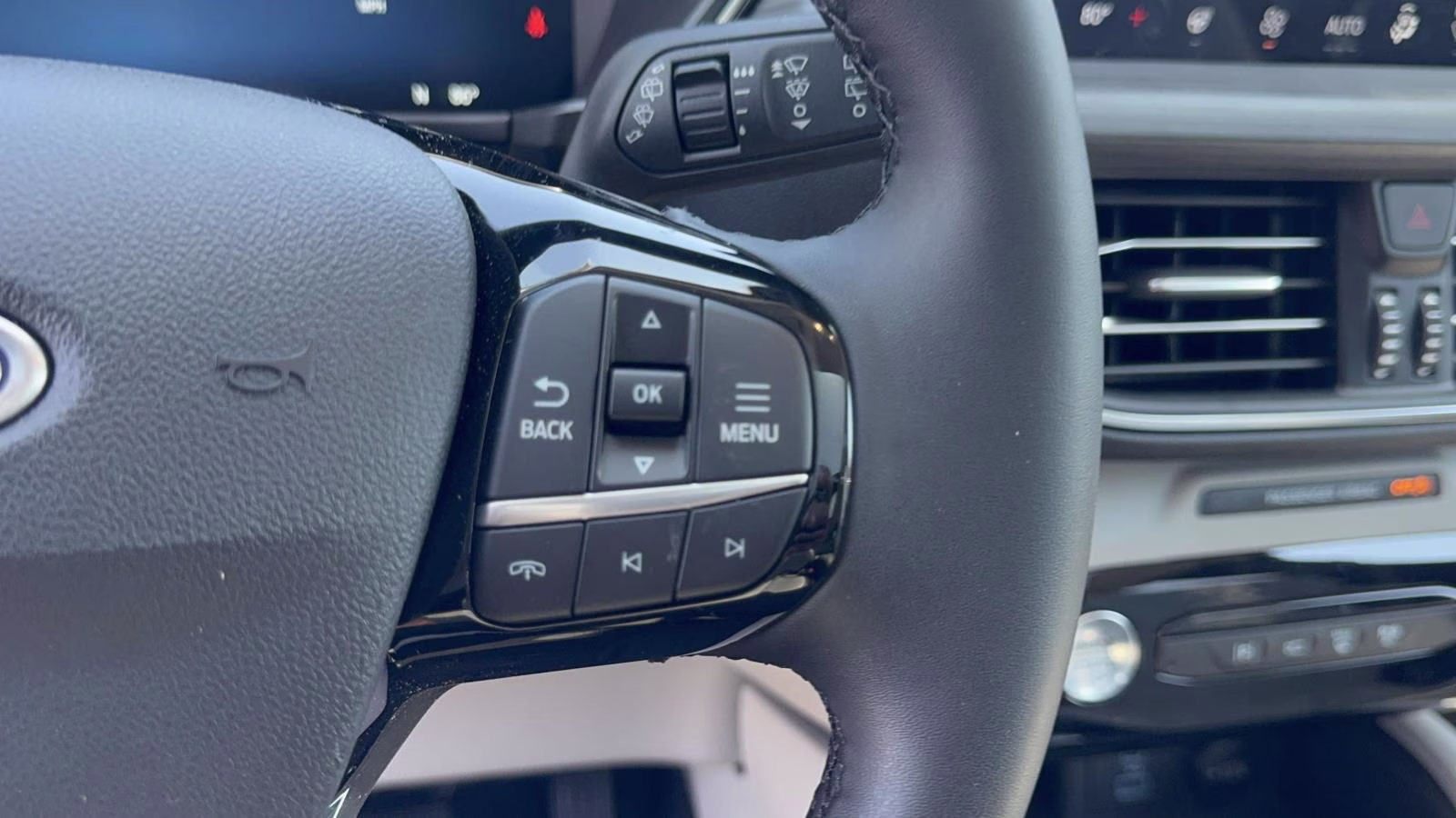 2023 Star White Metallic Tri-Coat Ford Escape PHEV FWD FWD SUV