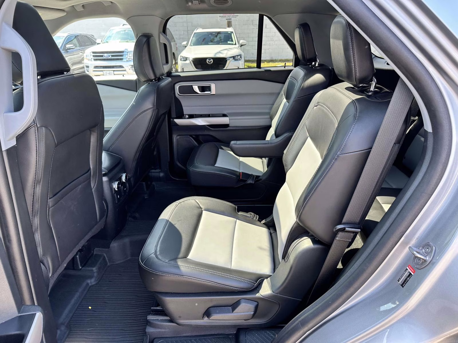 2023 Iconic Silver Metallic Ford Explorer XLT 4WD 4X4 SUV