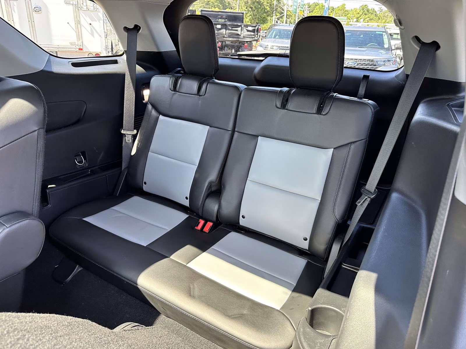 2023 Iconic Silver Metallic Ford Explorer XLT 4WD 4X4 SUV