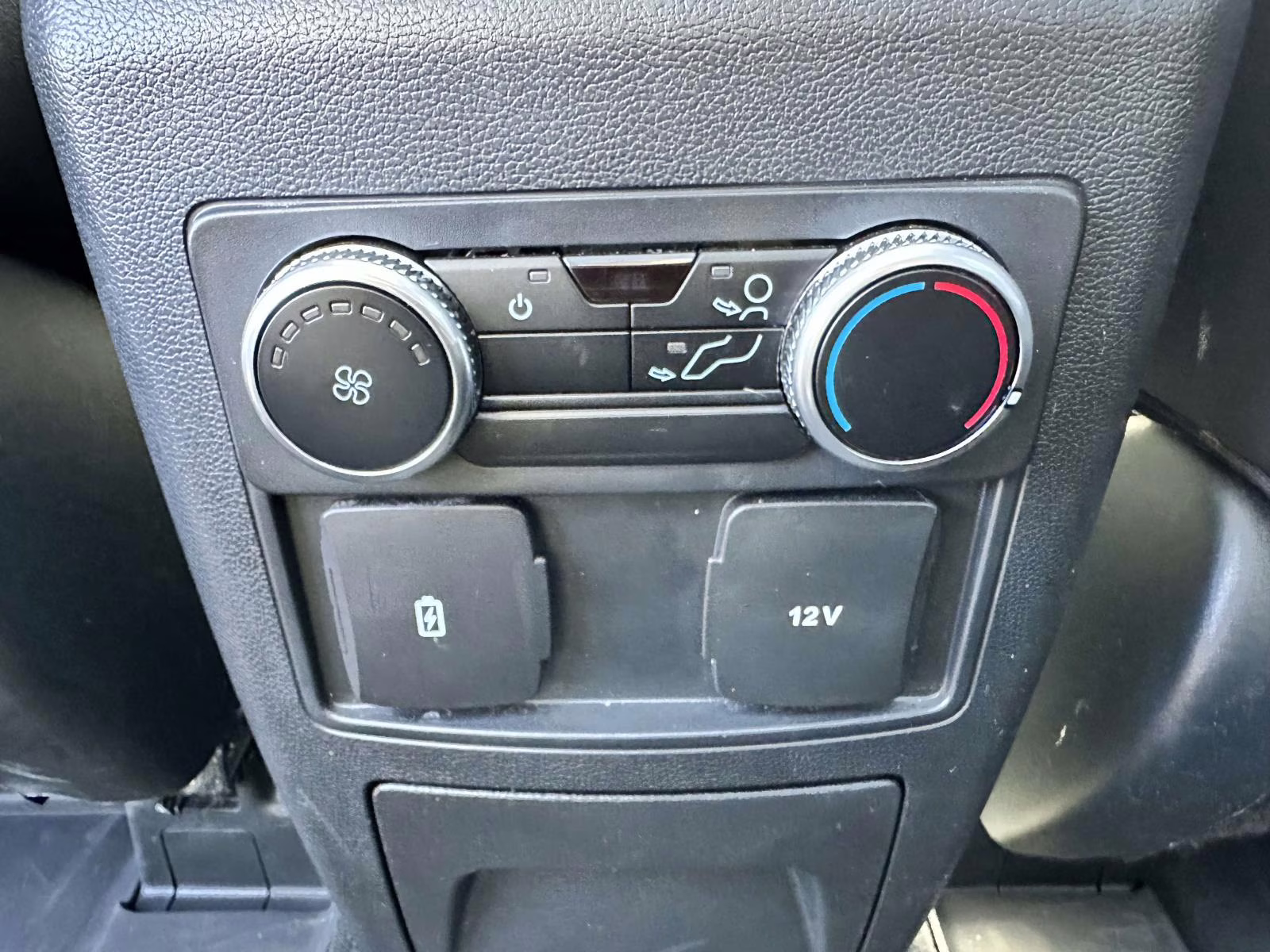 2023 Iconic Silver Metallic Ford Explorer XLT 4WD 4X4 SUV