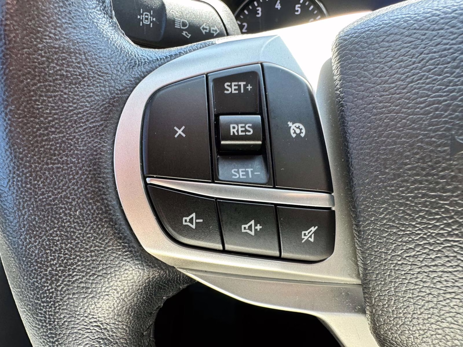 2023 Iconic Silver Metallic Ford Explorer XLT 4WD 4X4 SUV