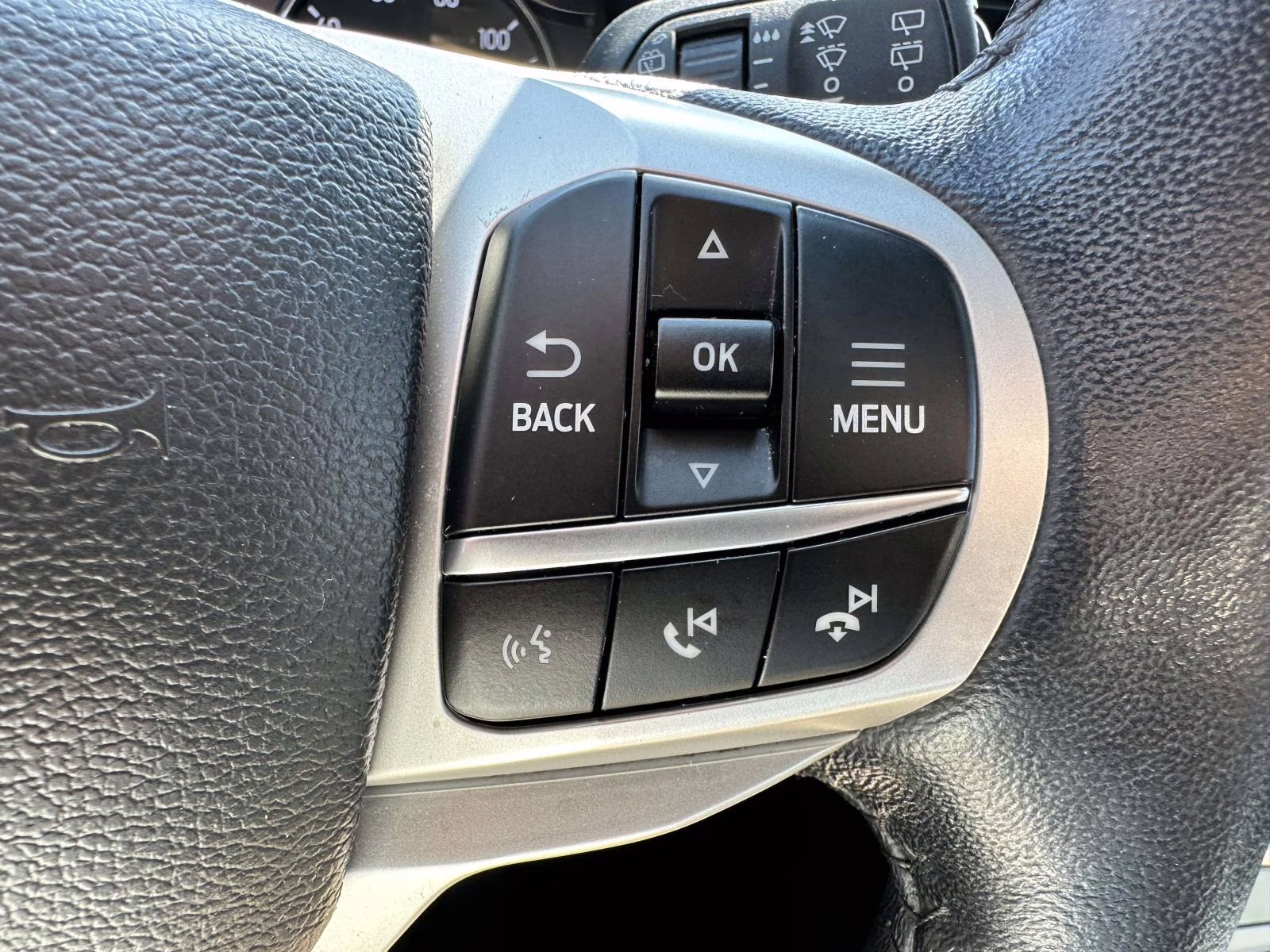 2023 Iconic Silver Metallic Ford Explorer XLT 4WD 4X4 SUV