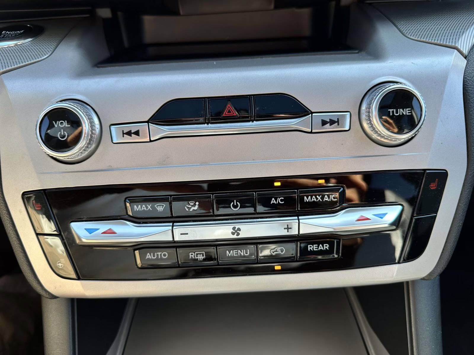 2023 Iconic Silver Metallic Ford Explorer XLT 4WD 4X4 SUV