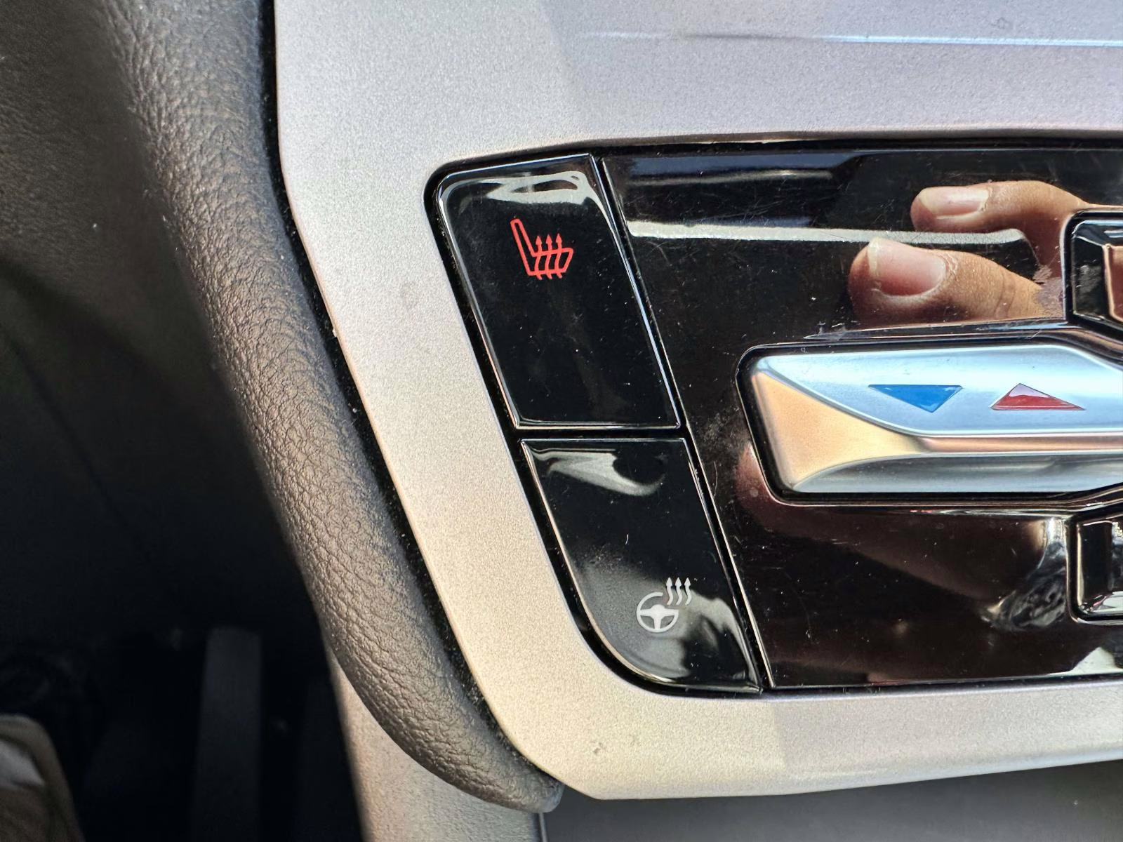 2023 Iconic Silver Metallic Ford Explorer XLT 4WD 4X4 SUV