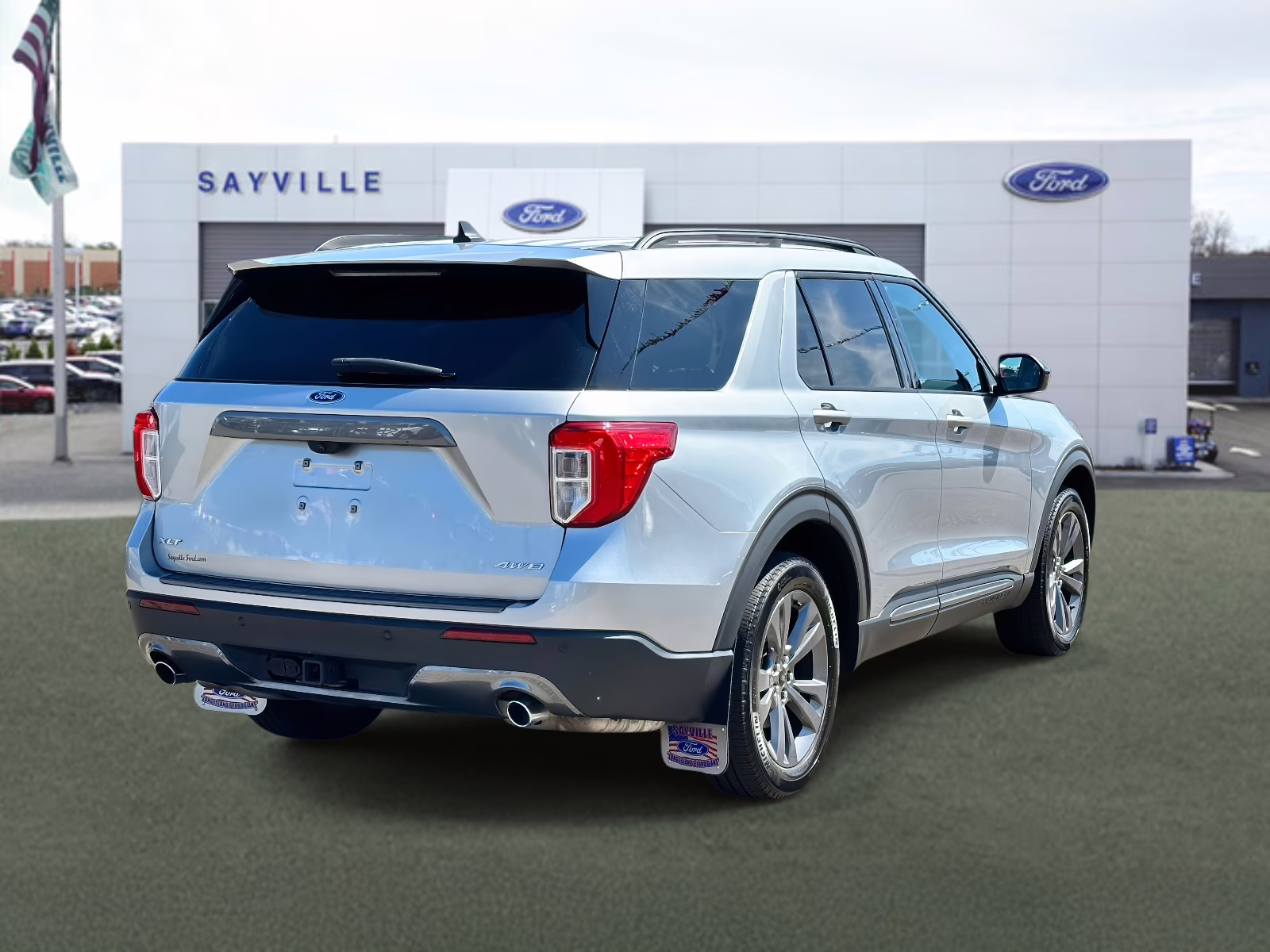 2023 Iconic Silver Metallic Ford Explorer XLT 4WD 4X4 SUV