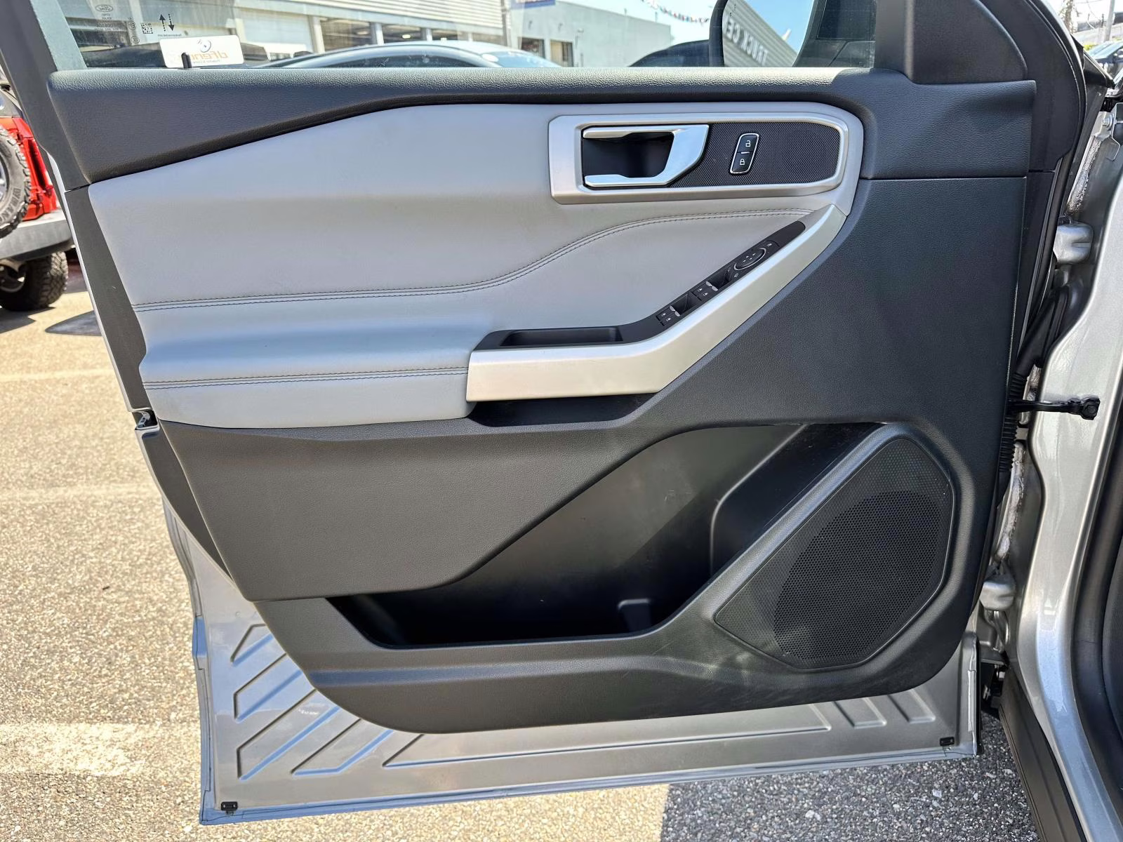 2023 Iconic Silver Metallic Ford Explorer XLT 4WD 4X4 SUV