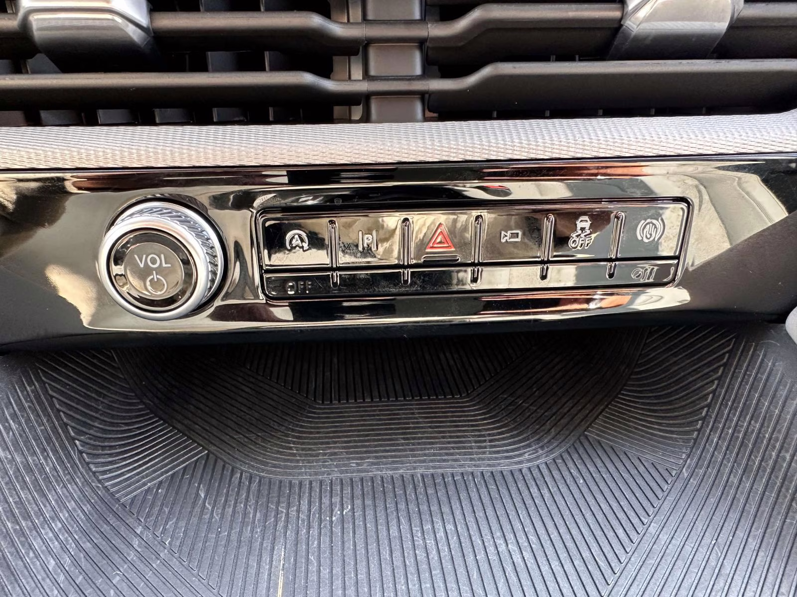 2025 Space White Metallic Ford Explorer Active 4WD 4X4 SUV