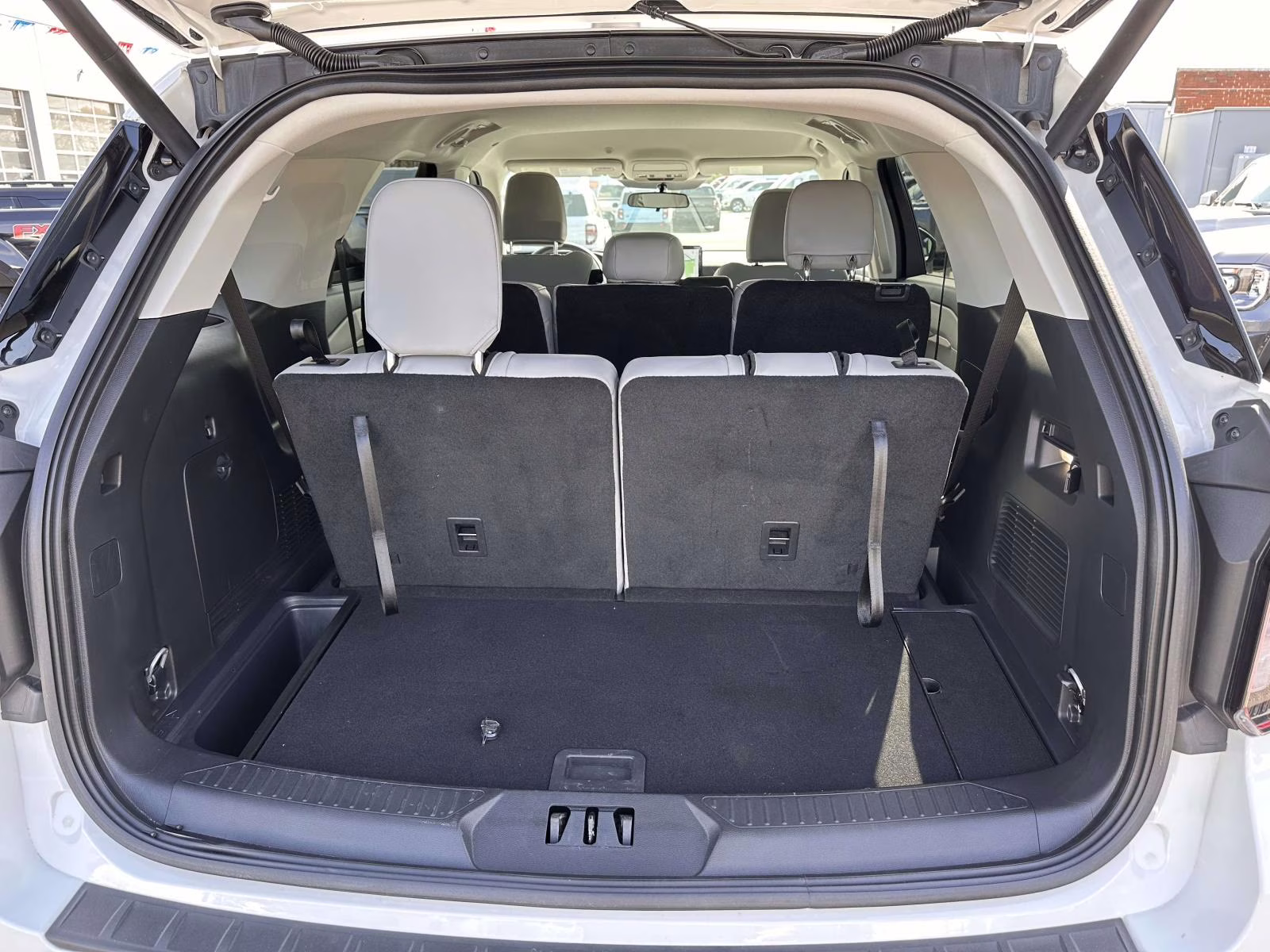 2025 Space White Metallic Ford Explorer Active 4WD 4X4 SUV