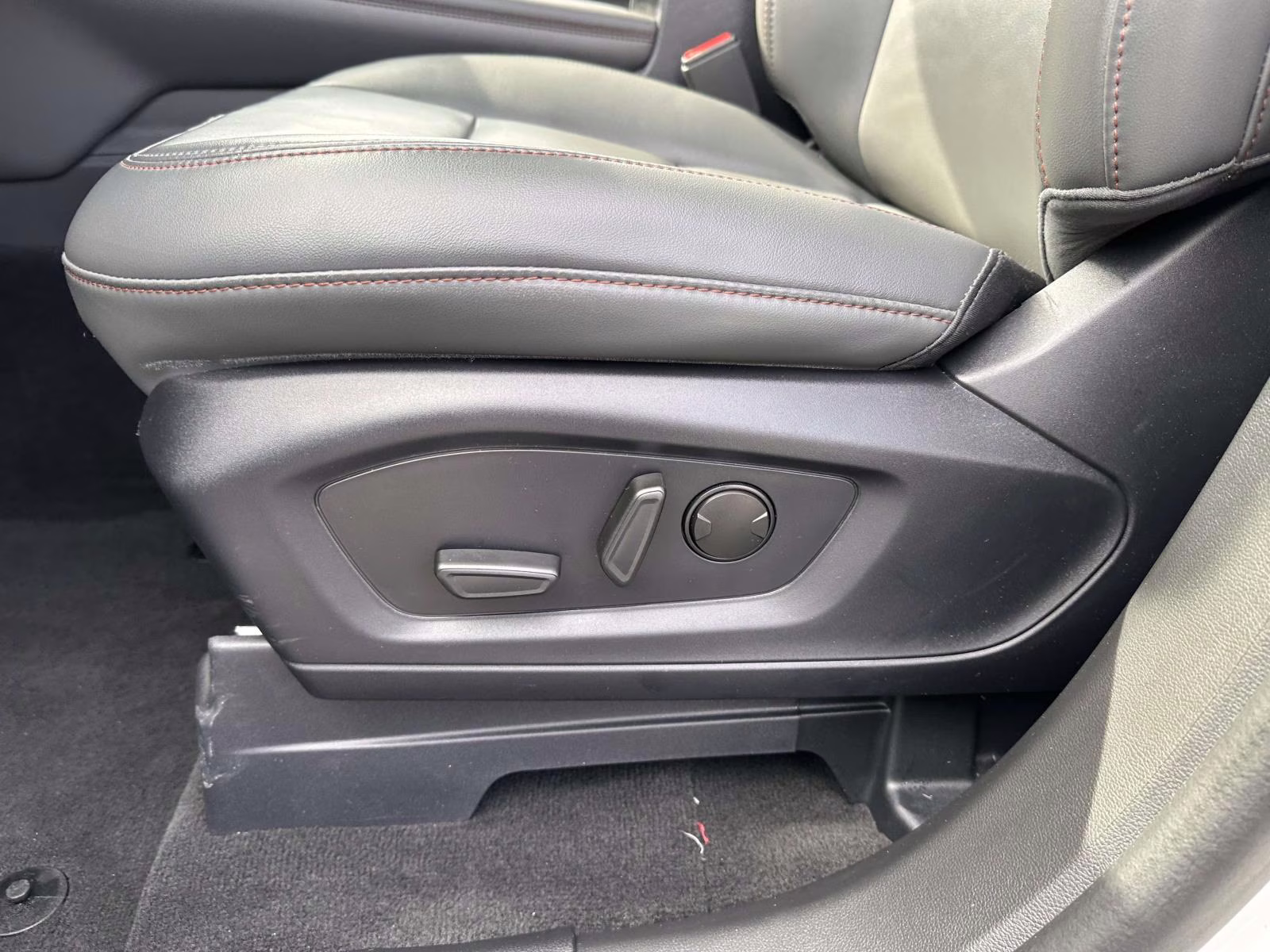 2025 Space White Metallic Ford Explorer Active 4WD 4X4 SUV