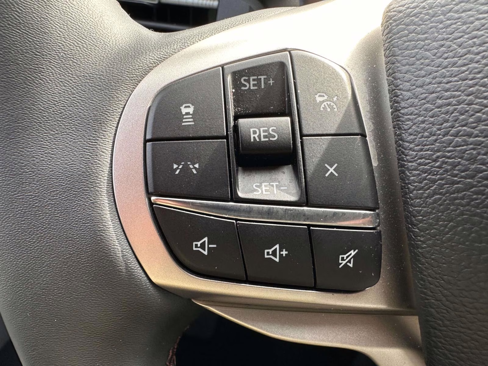 2025 Space White Metallic Ford Explorer Active 4WD 4X4 SUV