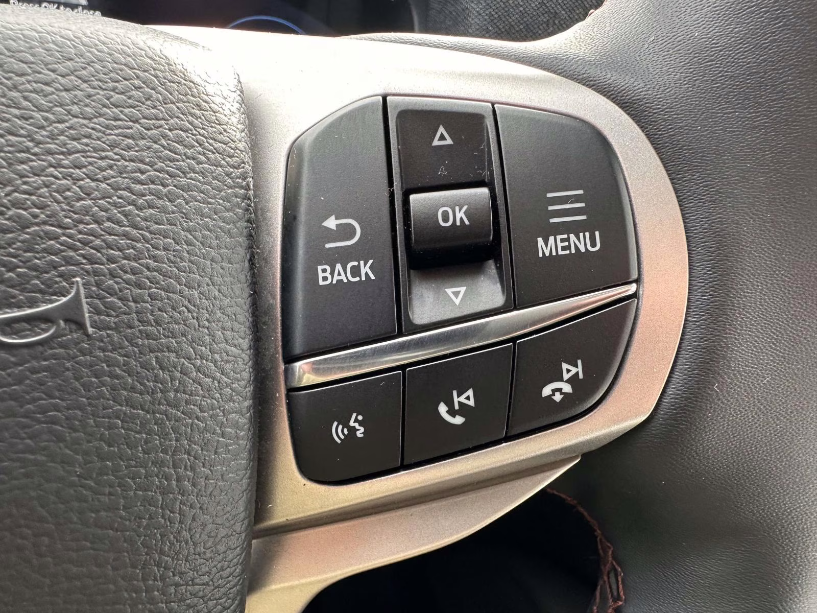 2025 Space White Metallic Ford Explorer Active 4WD 4X4 SUV