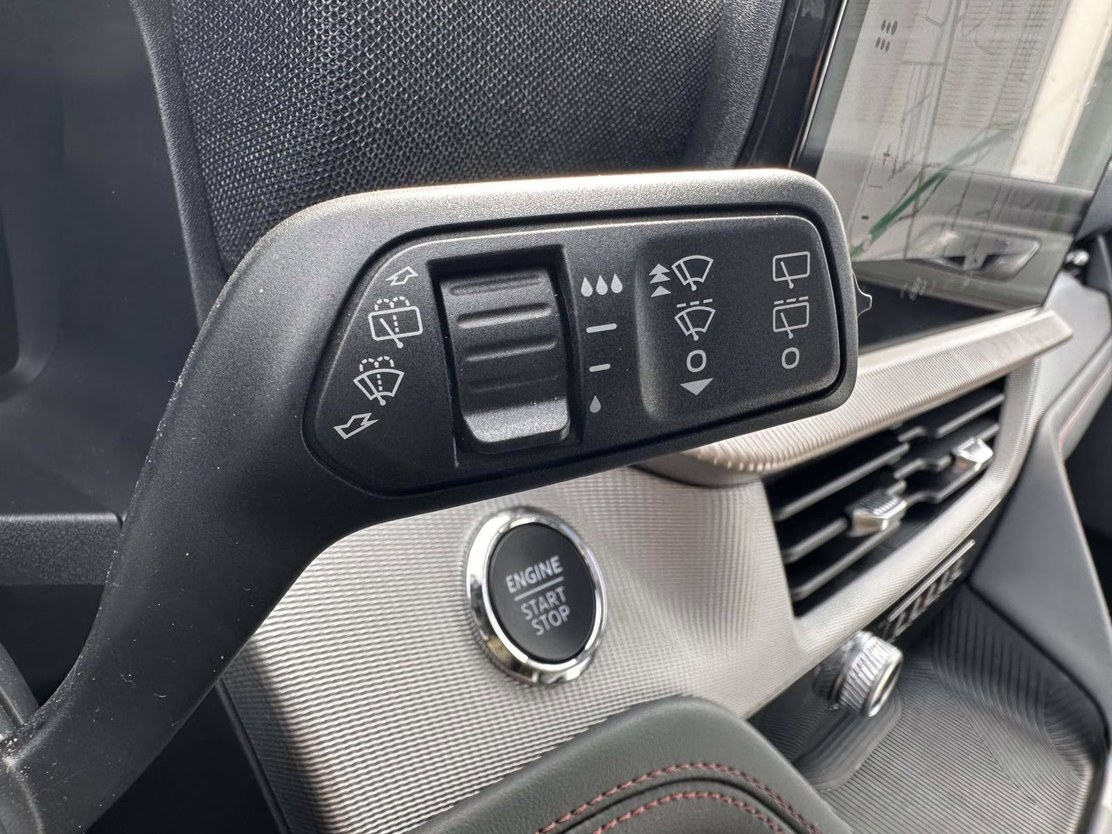 2025 Space White Metallic Ford Explorer Active 4WD 4X4 SUV