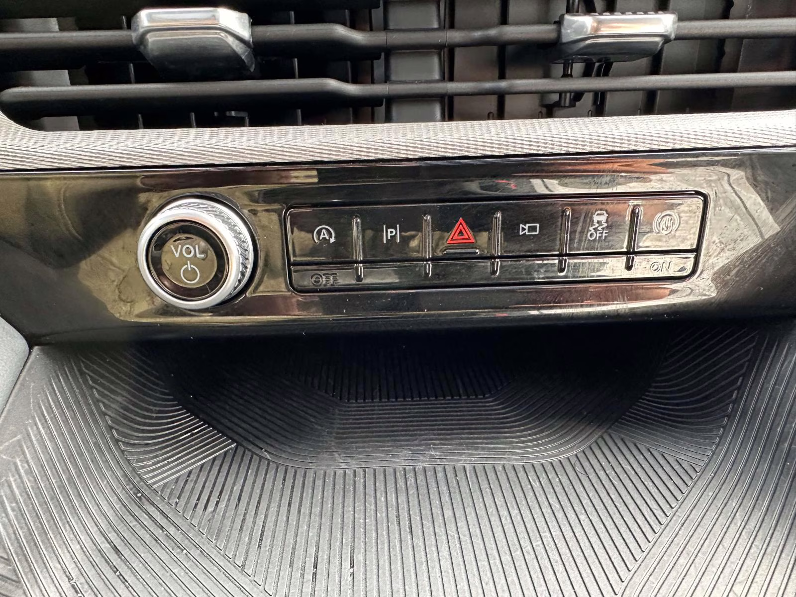 2025 Space White Metallic Ford Explorer Active 4WD 4X4 SUV