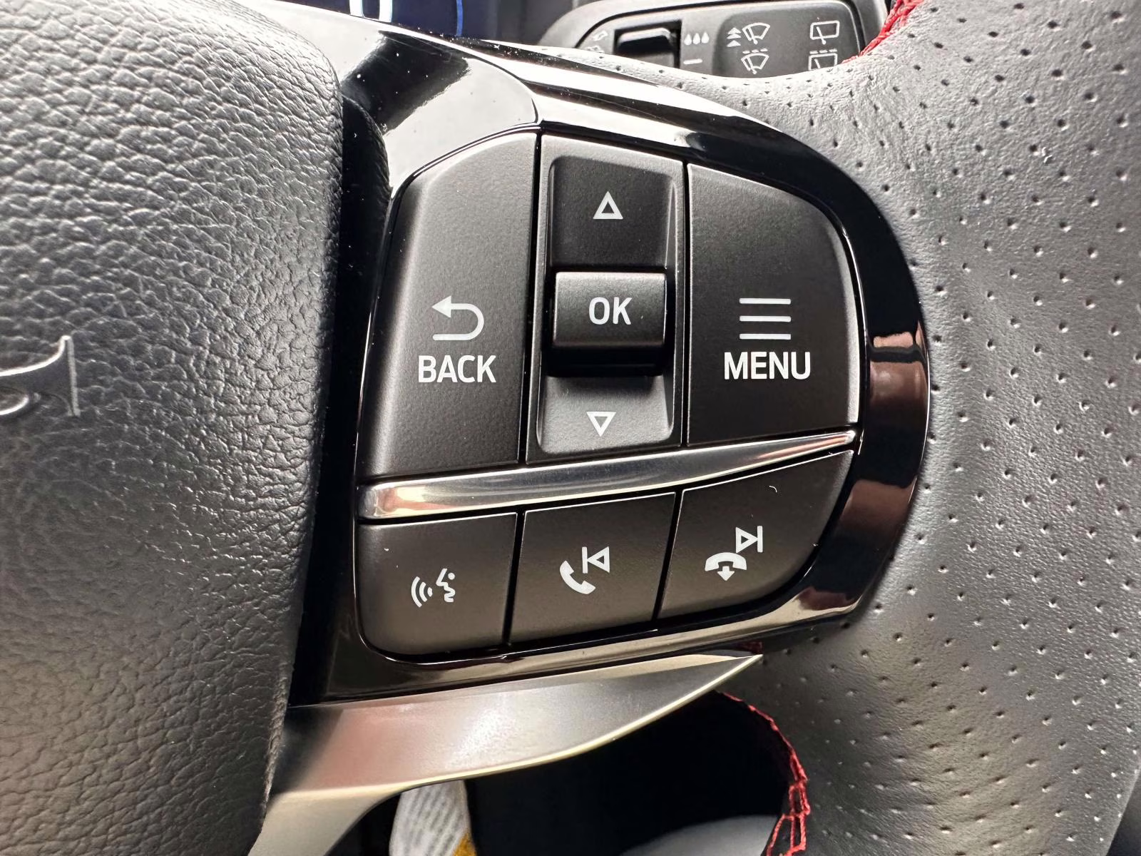 2025 Star White Metallic Tri-Coat Ford Explorer ST-Line 4WD 4X4 SUV