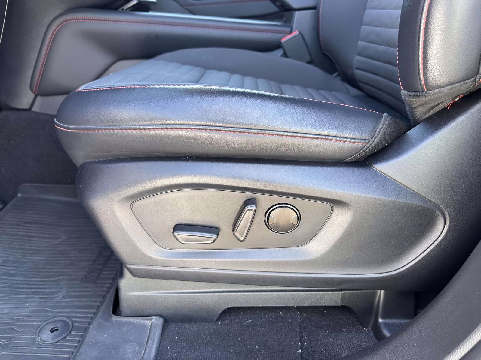 2025 Rapid Red Metallic Tinted Clearcoat Ford Explorer ST-Line 4WD 4X4 SUV