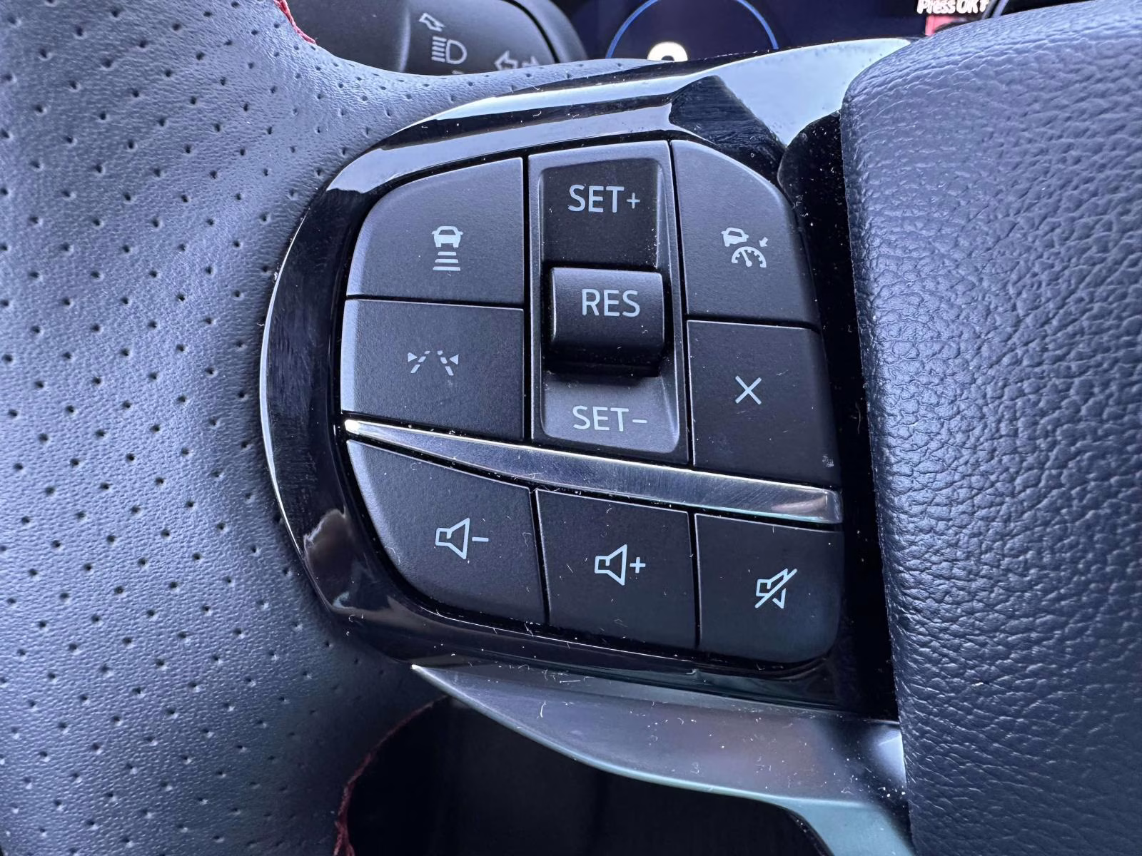 2025 Rapid Red Metallic Tinted Clearcoat Ford Explorer ST-Line 4WD 4X4 SUV