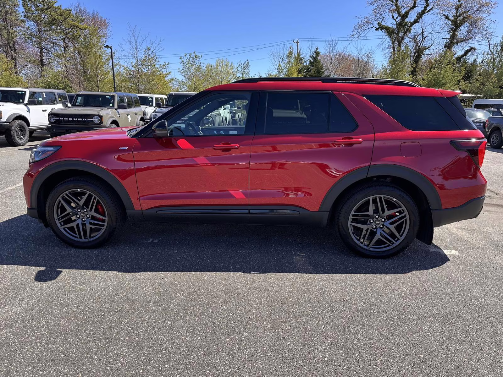 2025 Rapid Red Metallic Tinted Clearcoat Ford Explorer ST-Line 4WD 4X4 SUV