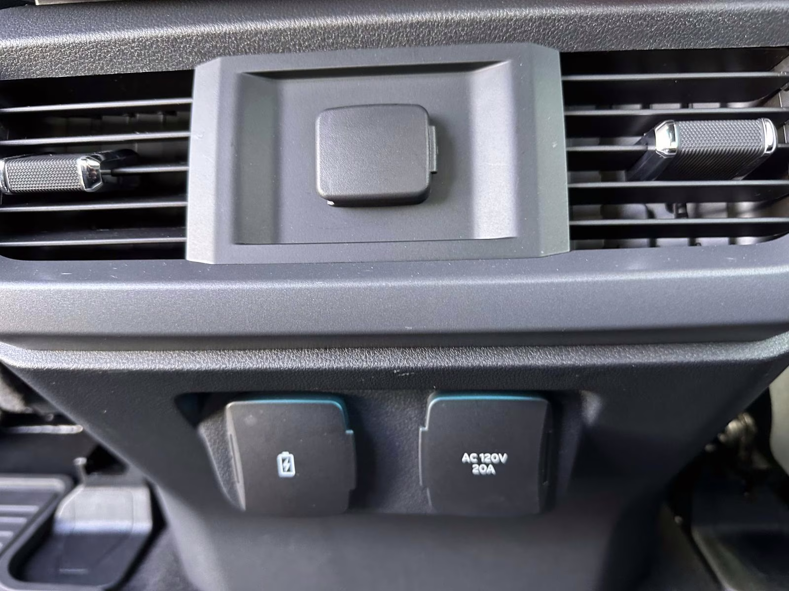 2025 Iconic Silver Metallic Ford F-150 XLT 4WD SuperCrew 5.5' Box 4X4 Truck