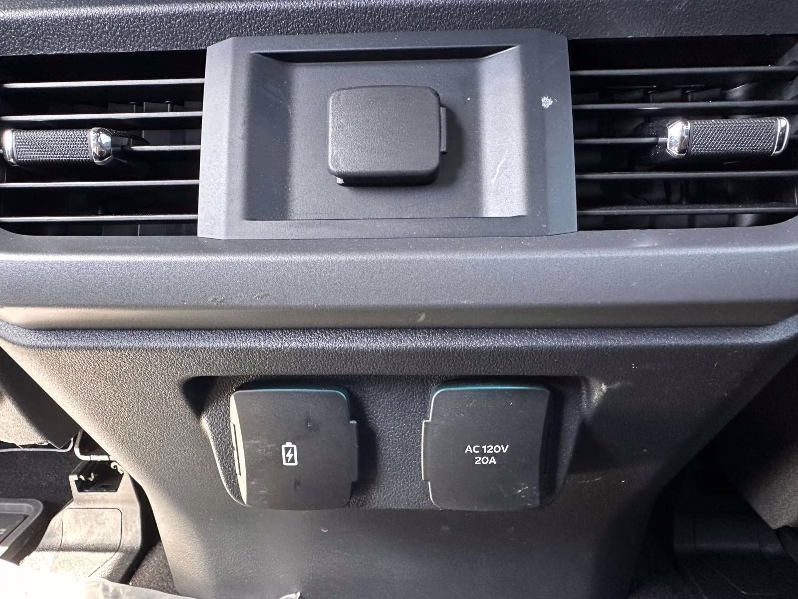 2025 Iconic Silver Metallic Ford F-150 XLT 4WD SuperCrew 5.5' Box 4X4 Truck