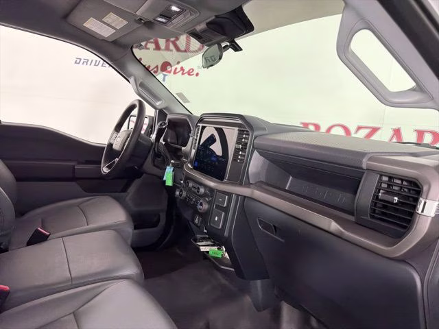 2025 Oxford White Ford F-150 XL 4X4 Truck