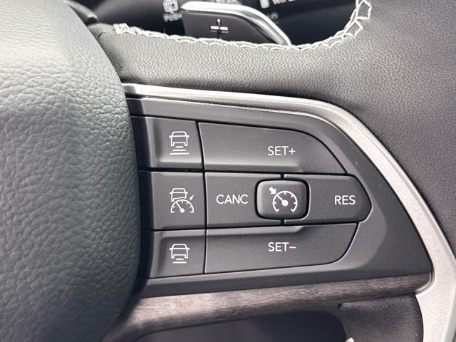 2025 Bright White Clearcoat Jeep Grand Cherokee Limited RWD SUV