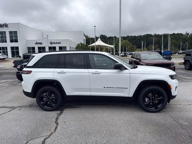2025 Bright White Clearcoat Jeep Grand Cherokee Limited RWD SUV