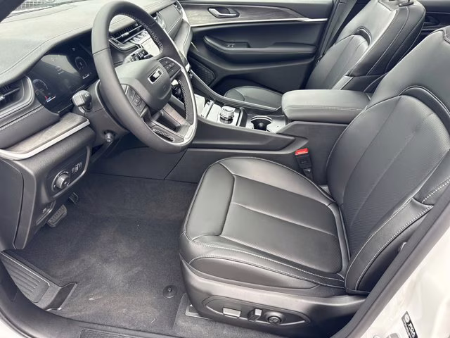 2025 Bright White Clearcoat Jeep Grand Cherokee Limited RWD SUV