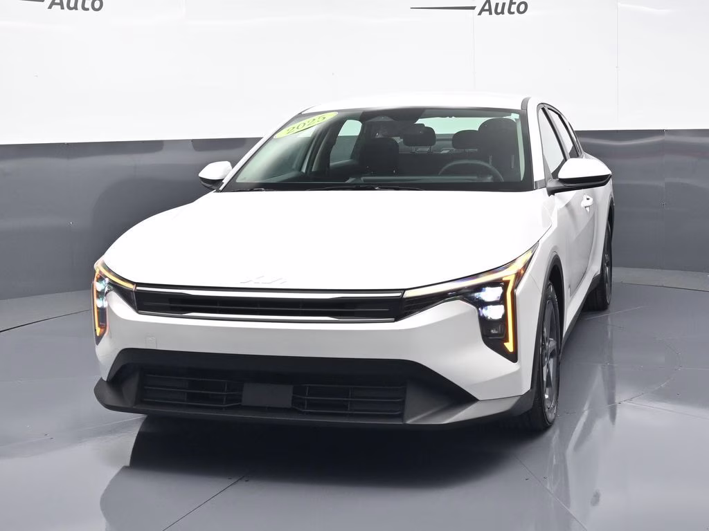 2025 Snow White Pearl Kia K4 LXS FWD Sedan