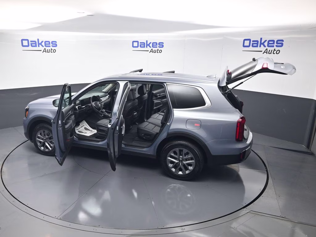 2025 Everlasting Silver Kia Telluride LX FWD SUV