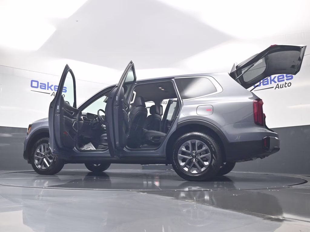 2025 Everlasting Silver Kia Telluride LX FWD SUV