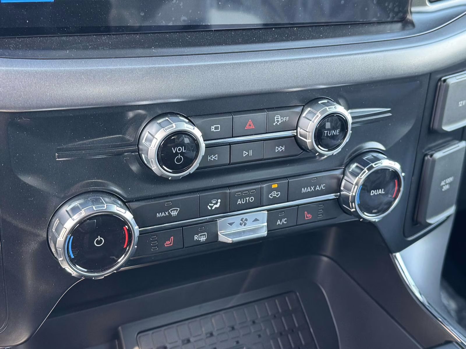 2025 Iconic Silver Metallic Ford F-150 XLT 4WD SuperCrew 5.5' Box 4X4 Truck