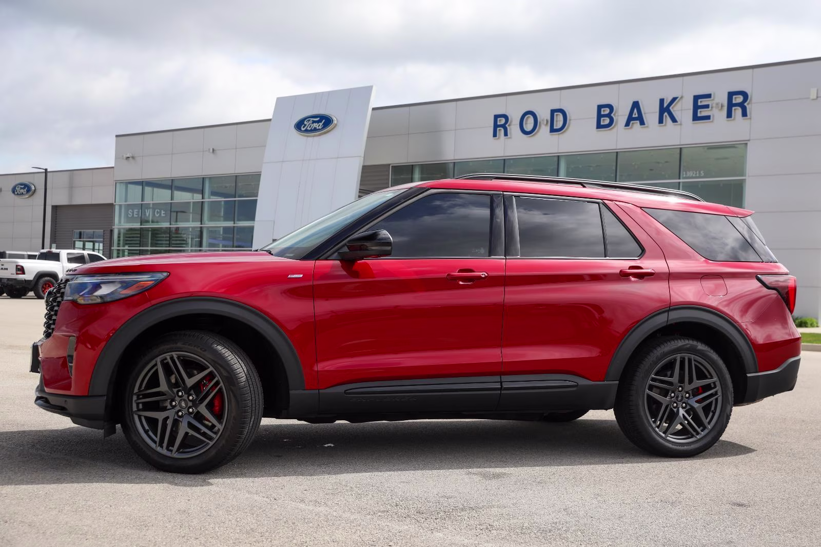 2025 Rapid Red Metallic Tinted Clearcoat Ford Explorer ST-Line 4X4 SUV