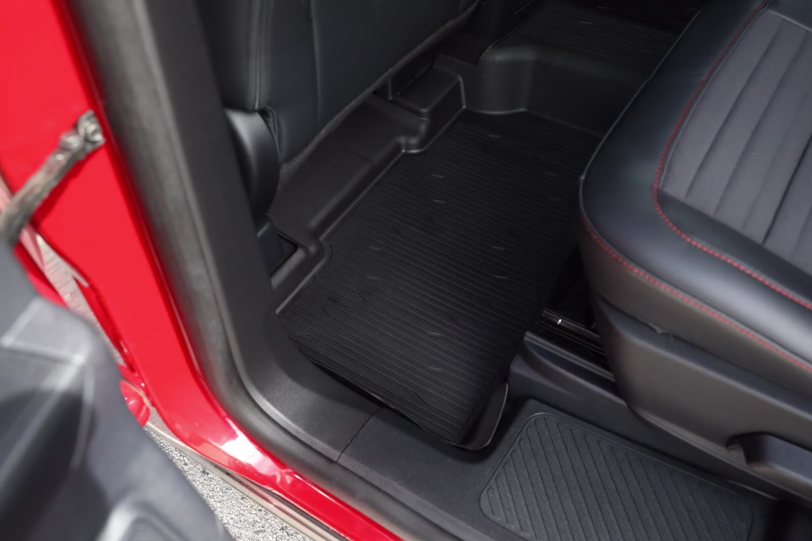 2025 Rapid Red Metallic Tinted Clearcoat Ford Explorer ST-Line 4X4 SUV