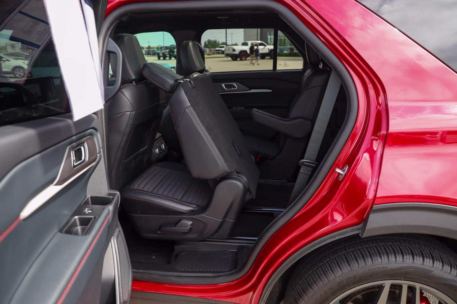 2025 Rapid Red Metallic Tinted Clearcoat Ford Explorer ST-Line 4X4 SUV