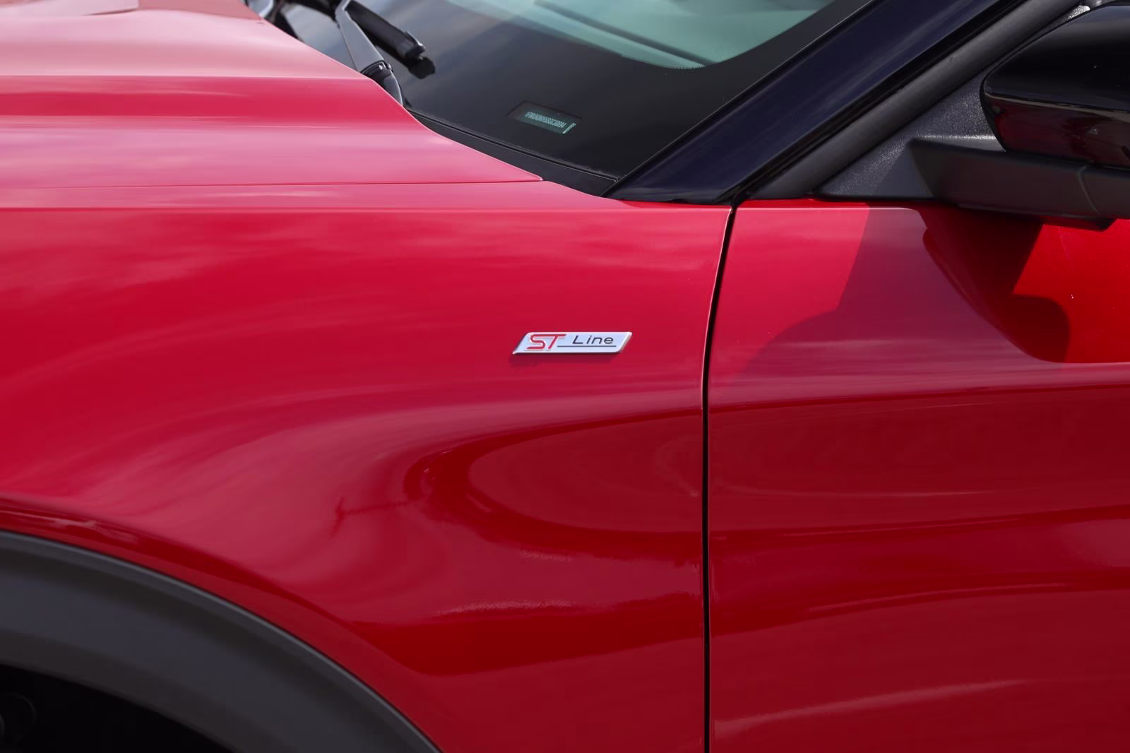 2025 Rapid Red Metallic Tinted Clearcoat Ford Explorer ST-Line 4X4 SUV