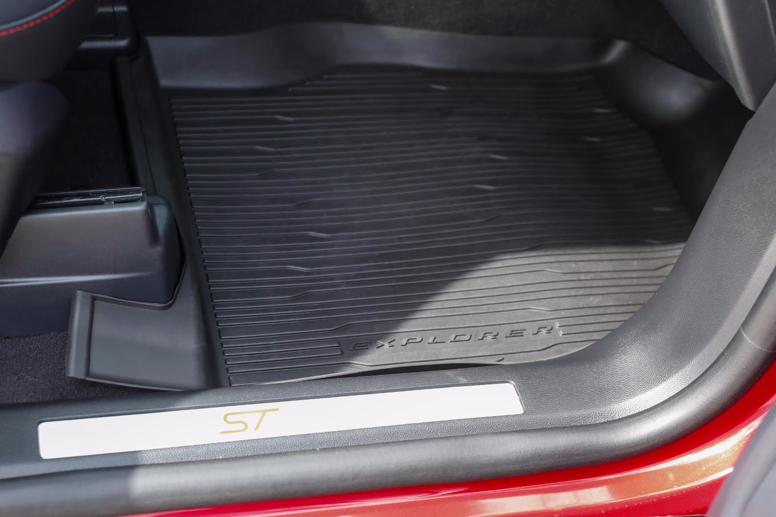 2025 Rapid Red Metallic Tinted Clearcoat Ford Explorer ST-Line 4X4 SUV