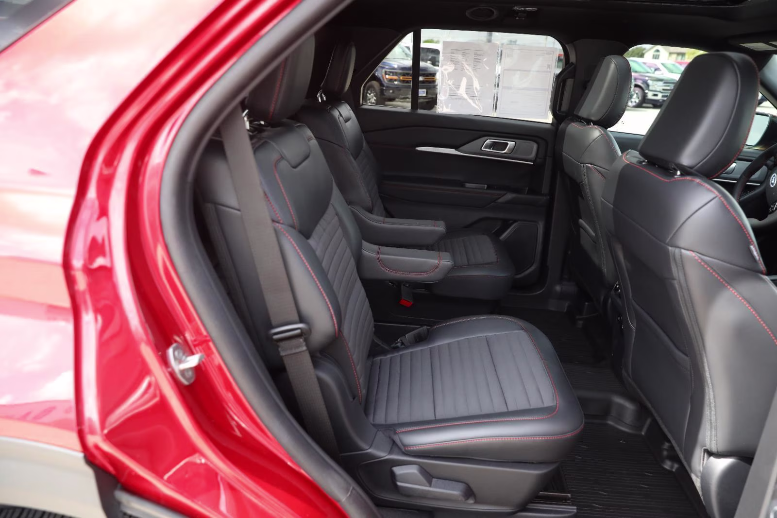 2025 Rapid Red Metallic Tinted Clearcoat Ford Explorer ST-Line 4X4 SUV