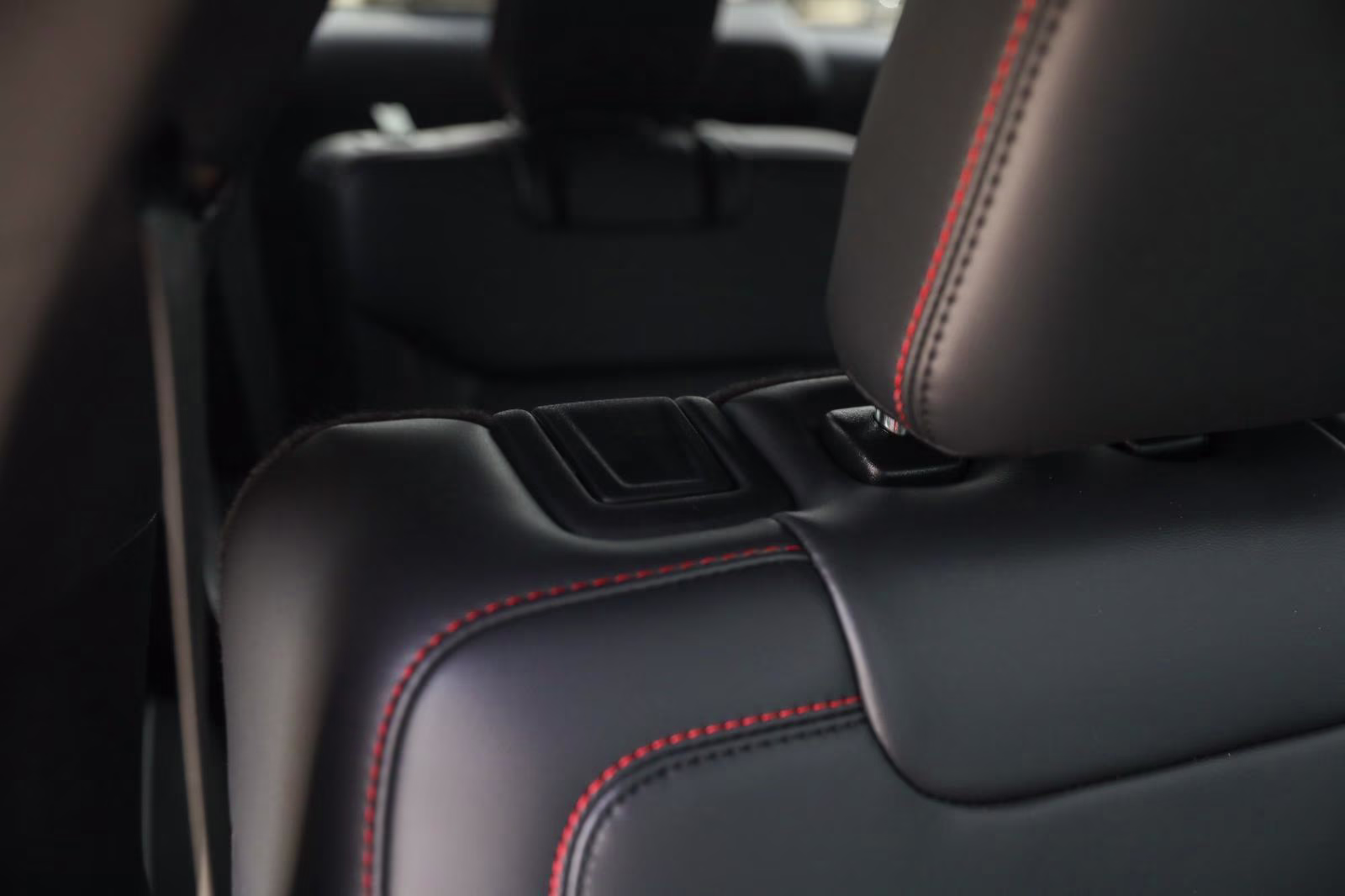 2025 Rapid Red Metallic Tinted Clearcoat Ford Explorer ST-Line 4X4 SUV