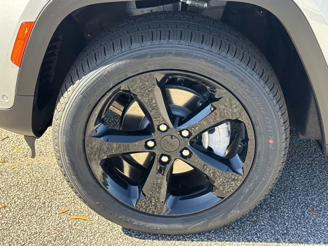 2025 Silver Zynith Jeep Grand Cherokee Limited 4X4 SUV