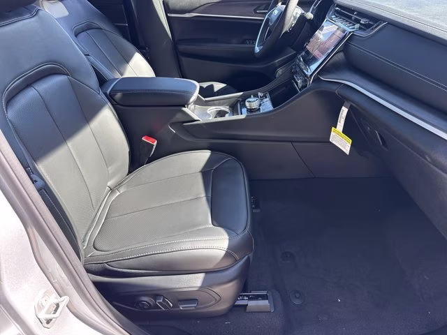 2025 Silver Zynith Jeep Grand Cherokee Limited 4X4 SUV