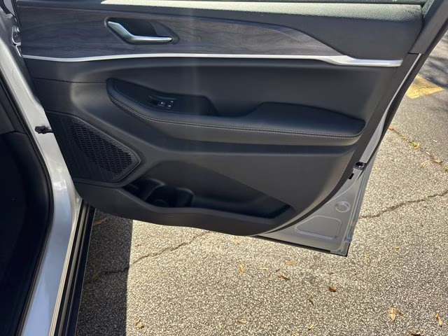 2025 Silver Zynith Jeep Grand Cherokee Limited 4X4 SUV